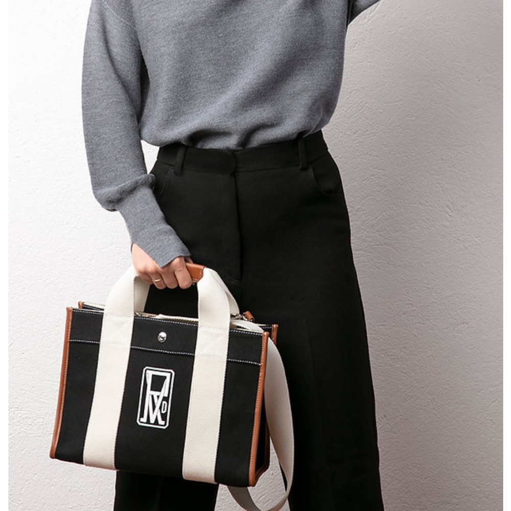 Stylish Black and White Tote Bag - Picture 5 of 17